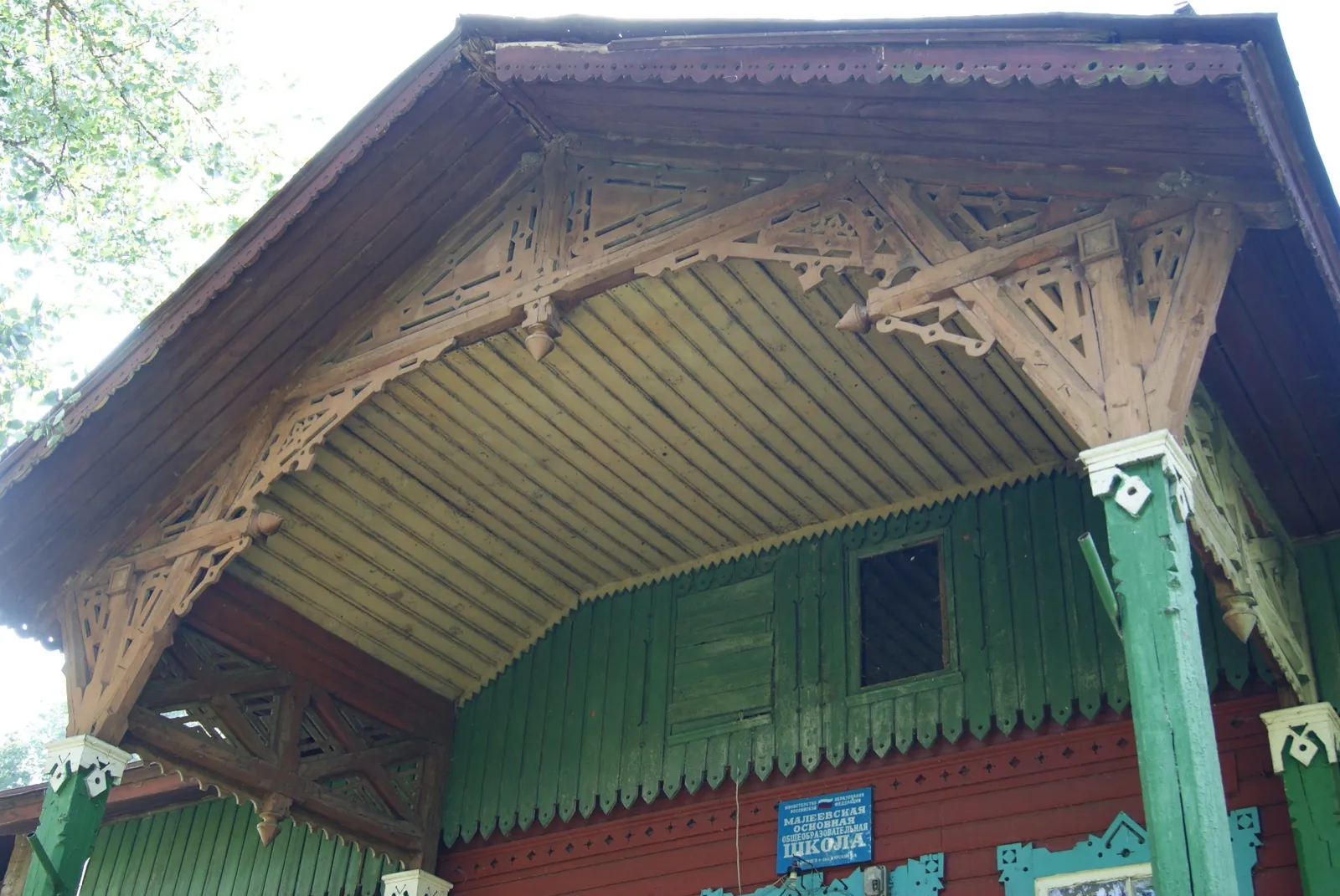 Резное крыльцо дома Малеева